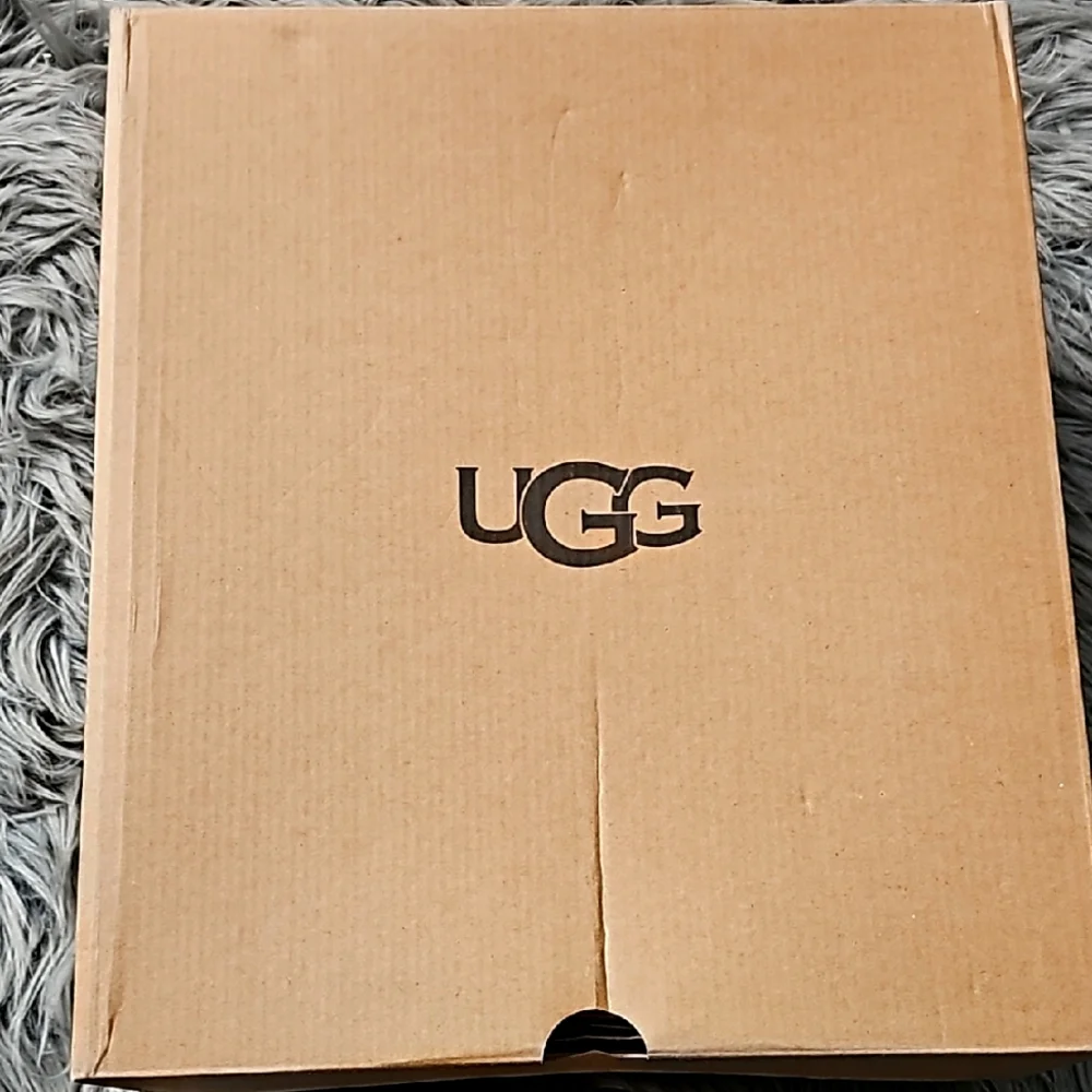 UGG NEUMEL PLATFORM sz 10 womens boots. Brand New in BOX!! Dont Miss Out!♡ Ches!